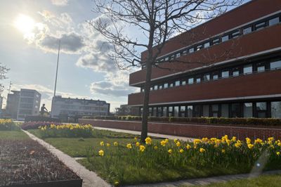 Selv om administrationen forlader det nuværende rådhus, og kommunen får et nyt rådhus, holdes byrådsmøderne fremadrettet i den røde bygning på torvet. Vi er i øvrigt snart klar med mere nyt fra den navnekonkurrence, som netop er afsluttet. Nu skal dommerkomiteen vælge mellem de over hundrede forslag.