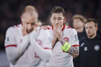 Pierre Emile-Højbjerg og Christian Eriksen gik skuffede fra banen i marts, da Danmark tabte den afgørende kamp om at komme til sommerens VM-slutrunde.
