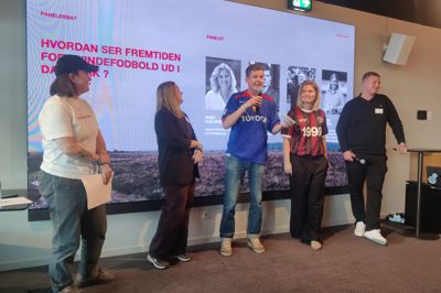Nikolaj Nyholm skaber smil på læben med et af sine budskaber. Fra venstre er det ordstyrer Amalie Bremer, Louise Harder fra DBU Jylland, iværksætter Nikolaj Nyholm, Anne Kjeldsen, som er head of women's football i FC Midtjylland og Martin Ramtung, der er head of fan engagement i FC København.