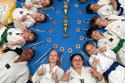 Ikast Taekwondo Klub leverede en imponerende indsats på tværs af holdet ved teknikstævnet i Tommerup.