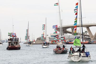 Flere skibe fra en international flotille sejlede tidligere i april af sted med kurs mod Gazastriben - blandt andet her fra Barcelona i Spanien. Israelske militærbåde har natten til torsdag standset flotillen nær Grækenland.