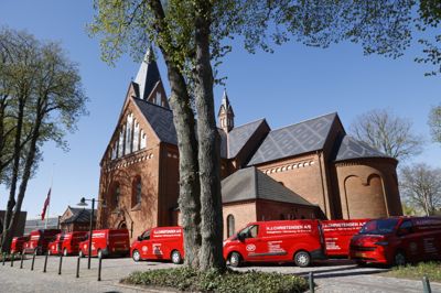Herning Kirke var torsdag omringet af en række røde og skinnende H.J. Christensen-biler for at ære og mindes vellidt kollega.