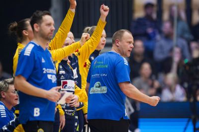 Cheftræner Claus Mogensen (t.h.) og Ikast-lejren havde grund til at juble under slutspilsbraget mod Odense. Lørdag gælder det Horsens på udebane.