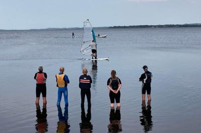 Er man surf-begynder i Skive Water Sport, behøver man ikke have mange tusinde kroner op af lommen for at komme i gang, for klubben har alt det nødvendige og mest moderne udstyr.