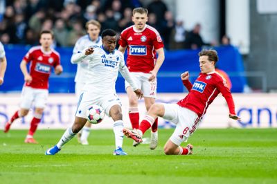 Adam Wikman til højre og Callum McCowatt er her i en duel med FCK's Youssoufa Moukoko.