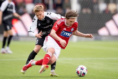 Mads Freundlich (t.h.) ses her i en duel med FC Fredericias Emilio Simonsen. SIF'eren håber at være hurtigt klar igen.