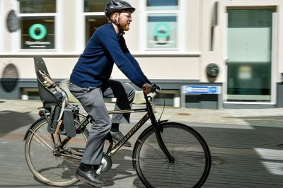 David Skaaning på cykel i nyheden af arbejdspladsen i Adelgade. Det kunne se ud som om, at han cykler mod ensretningen, men den gælder ikke for cyklister.