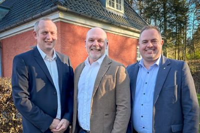 Fra venstre er det bestyrelsesformand i Vestjysk, Jacob Spangsberg, administrerende direktør i Sagro, Torben Jensen og bestyrelsesformand i Sagro, H.C. Gæmelke.