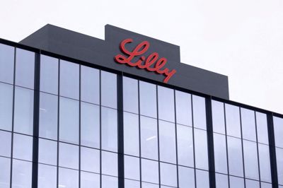 Eli Lilly har solgt bedre end ventet i årets første tre måneder, og det sender aktien op med mere end syv procent.
