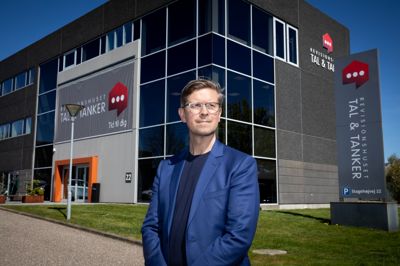 43-årige Jonas Bjaaland Winther er ny partner i Tal & Tanker i Silkeborg. Selvom han har arbejdet i mange år som leder i flere store virksomheder, har han alligevel valgt at skifte til en mindre og lokal virksomhed.