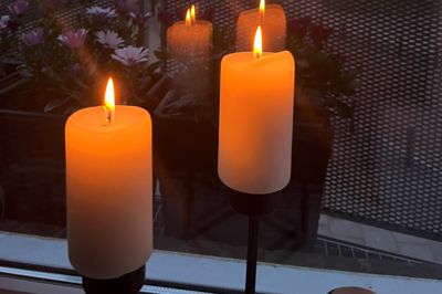 Mange sætter stadig stearinlys i vinduerne 4. maj for at fejre befrielsen.