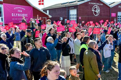 Masser af folk var samlet på havnen i Glyngøre torsdag eftermiddag for at deltage i en videohilsen til deres bysbarn, Jonas Vingegaard.