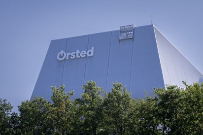 Ørsted kan se frem til at få yderligere knap 11 milliarder i kassen, da selskabet har frasolgt en række energianlæg til Copenhagen Infrastructure Partners.