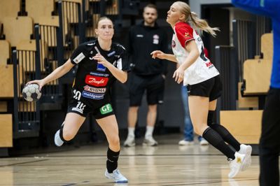 Sofia Stenholt (til venstre) var i stort spillehumør, da Sønderjyske slog København. Hun blev topscorer med ni mål.