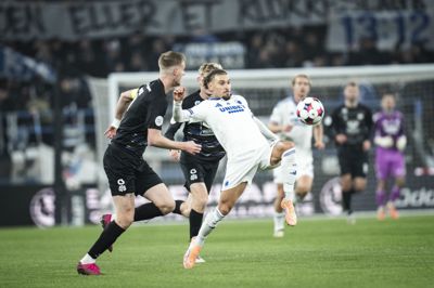 Esbjerg-anfører Anton Skipper, her i en pokalkamp mod FCK, blev skurk for vestjyderne torsdag aften. Hans selvmål kostede et nederlag på 0-1 til AC Horsens.