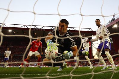 Aston Villa-keeper Emiliano Martinez disker op med en utrolig redning, men han kunne ikke holde buret rent i længden på City Ground torsdag.