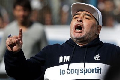 Diego Maradona anses for at være en af de største fodboldspillere gennem tiderne. Han døde i 2020. Hans lægeteam er tiltalt for groft uagtsomhed, der førte til hans død.