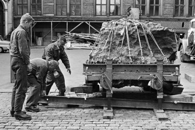 Meteoritten »Agpalilik« blev bragt til Danmark fra Grønland i 1965. I flere årtier har den været placeret foran Statens Naturhistoriske Museum i København.