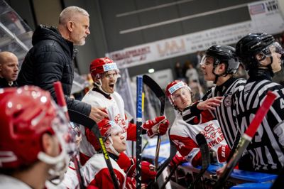 Landstræner Mikael Gath skal finde erstatninger for en række rutinerede kræfter ved VM, der begynder 15. maj. Torsdag vandt Danmark en testkamp mod Norge med 3-1.