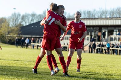 Der var stor jubel efter Jacob Bonnes mål til 2-1, og selv om det ikke endte med en sejr til Mønsted, var træneren mere end godt tilfreds med det ene point mod topholdet.