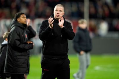 Cheftræner Mike Tullberg vil få karantæne næste gang, han får gult kort. Det prøver han at undgå i sæsonslutspurten.