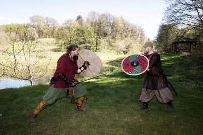 Det ser vildt ud, når de to moderne vikinger Martin Valdemar Printz Nørgaard (t.v.) og Ken Brønsbo tørner sammen i kamp. Men der er styr på sikkerheden.