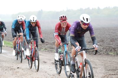 Ved sidste års Grand Prix Herning var vejret ikke ligefrem med rytterne. Det var koldt og vådt på de mange grusveje. Her kæmper blandt andre den daværende danske mester, Rasmus Søjberg, sig frem.