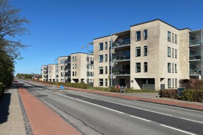 Det er disse tre huse i Bredgade i Videbæk, der gennem årene har givet anledning til meget debat i byen. De stod klar til indflytning i marts 2024. Knud Koldborg, der bor på Kærvej skråt bagved huset længst væk, har endnu ikke opgivet, at beboerne i området kan få erstatning.
