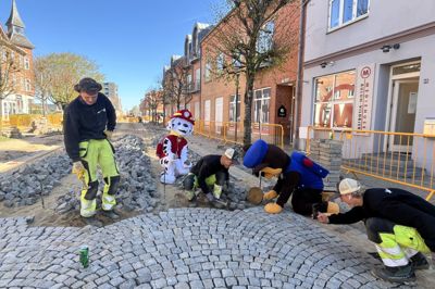 Brolæggerne får hjælp til arbejdet....