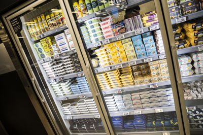 Varer som smør, oksekød og yoghurt bliver fremover billigere i Netto og Lidl. Det har discountkæderne fredag skrevet i hver sin pressemeddelelse.