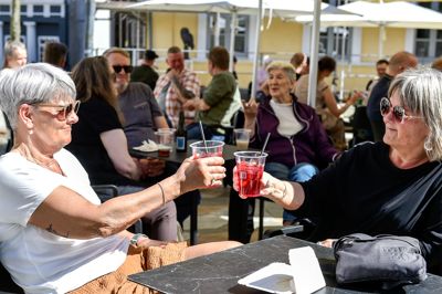 Skål! Vejret var perfekt til en kølig drink på Rådhustorvet, da fredagens Skive By Night satte i gang. Her ses veninderne Gitte Jung (t.v.) og Anette Ladefoged.