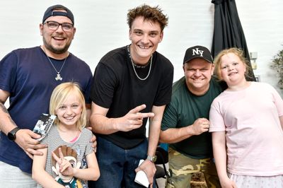 Fædre og døtre møder youtuberen. Fra venstre: Simon Rames med datteren Sofie Dissing Rames, Alexander Husum og Matthias Laursen med datteren Malucca.