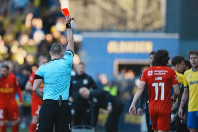 Ved stillingen 0-0 blev Alexander Lind efter 40 minutter sendt tidligt i bad, men hans ti holdkammerater formåede alligevel at skaffe FCN en 1-0-føring på Brøndby Stadion. Brøndby fik dog udlignet til sidst.