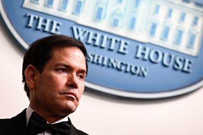 USA's udenrigsminister, Marco Rubio, har vurderet, at der i salg af våben til allierede i Mellemøsten er en nødsituation, og han er derfor gået uden om krav om godkendelse fra Kongressen, skriver Reuters.