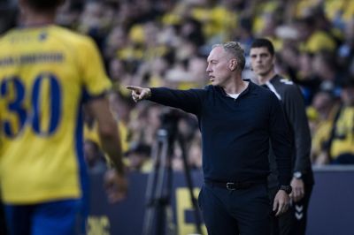 Brøndby-træner Steve Coopers mandskab havde mistet chancen for at hente bronze i Superligaen, hvis det var endt med et nederlag fredag aften til FC Nordsjælland. Efter en sen udligning er det fortsat muligt.