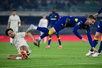 Danske Martin Frese (til højre) har kæmpet for overlevelse i Serie A med Hellas Verona. Klubben er nu sikret nedrykning.