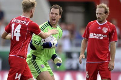 Mauro Lustrinelli (til højre), der i dag er træner for Thun, tørnede i 2011 sammen med Stoke og danske Thomas Sørensen i Europa League-kvalifikationen. Sørensen og co. vandt.