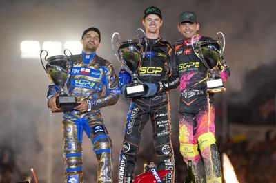 Michael Jepsen Jensen (til højre) blev sidste år nummer tre i grandprixet i Vojens på et wildcard. Fra lørdag er han tilbage som fast kører i VM-serien for første gang i 11 år. Til venstre er det Bartosz Zmarzlik og i midten Brady Kurtz.