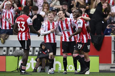 Brentfords midtbanespiller Mikkel Damsgaard (i midten) blev lykønsket efter sit mål til 3-0 mod West Ham.
