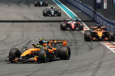 Lando Norris og Oscar Piastri fløj ud af starthullerne i lørdagens sprintløb.