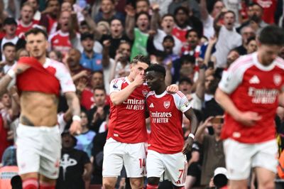 Viktor Gyökeres og Bukayo Saka assisterede hinanden i Arsenals meget stærke første halvleg mod Fulham.
