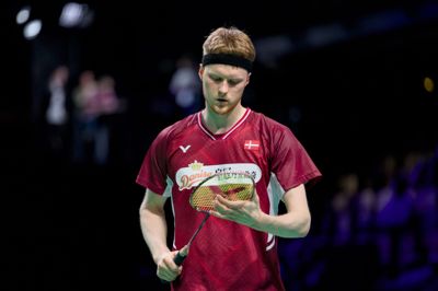 Anders Antonsen fik lørdag aften en badmintonlektion af den kinesiske verdensetter, Shi Yuqi. Det endte med et dansk nederlag til Kina i semifinalen i årets Thomas Cup.