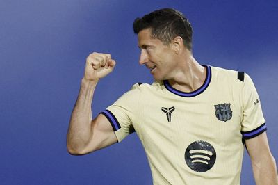 Barcelonas angriber Robert Lewandowski scorede et af målene i sejren ude over Osasuna i La Liga.