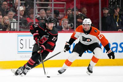 Nikolaj Ehlers (til højre) scorede for få uger siden mod Philadelphia Flyers. Natten til søndag dansk tid kom danskeren ikke på måltavlen, da Carolina Hurricanes vandt 3-0 over Philadelphia i det første af syv potentielle møder i kvartfinaleserien i NHL.