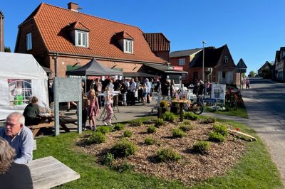 Der blev hygget 1. maj, hvor den nye købmand, Kasper Riisager, trak gevinster og præmier foran købmandsbutikken.