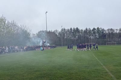 Fangrupperingen Hedens Drenge havde på forhånd opfordret til at tage turen til Ikast for at bakke FC Midtjylland op. Den idé var flere med på søndag formiddag.
