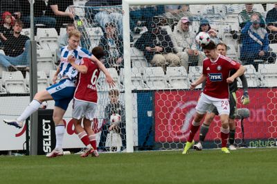 Alexander Priesborg Madsen (t.h.) begik en stor fejl i Odense, som dog ikke fik afgørende betydning. Den unge stopper, der spillede sin anden superligakamp, leverede bortset fra det en fin indsats.