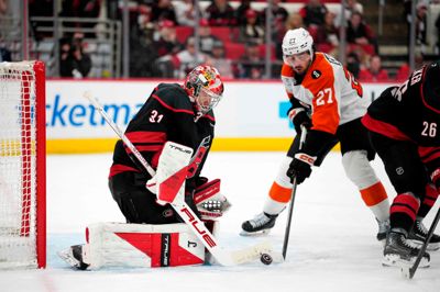 Frederik Andersen har været storspillende i NHL-slutspillet, og herningenseren fortsatte de gode takter, da Carolina vandt det første af potentielt syv opgør mod Philadelphia.