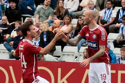Jens Martin Gammelby jubler med holdkammeraten Sofus Berger, der lagde op til SIF-backens mål til 0-1.