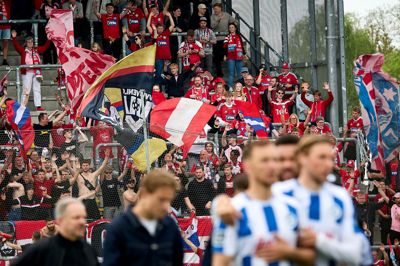 SIF-fansene havde masser at glæde sig inde på tribunen, men uden for stadion endte en gruppe af de medrejsende fans i problemer.